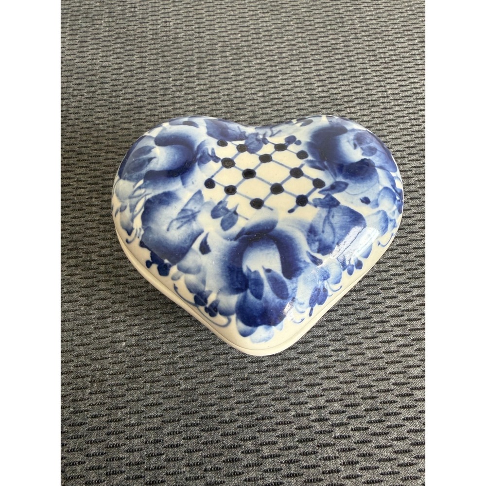Vintage 1996 Gzhel Russia Hand Painted Heart Porcelain Trinket Box Blue White